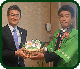 宮崎県知事への贈呈の様子