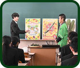 宮崎県産「きゅうり」を使用したかっぱ巻きの贈呈の様子