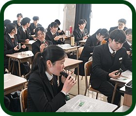 宮崎県産「きゅうり」を使用したかっぱ巻きの贈呈の様子